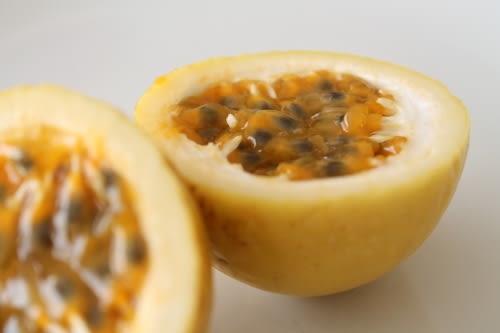 Passiflora edulis flavicarpa - Guavadilla / Yellow Passion Fruit - Fruit - 5 Seeds